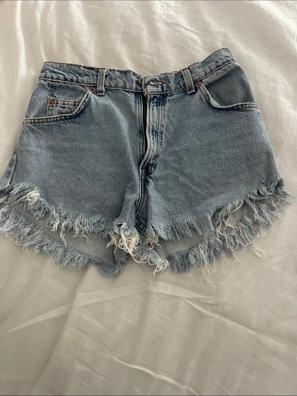 Vintage Levi’s cut off raw hem shorts. Size M